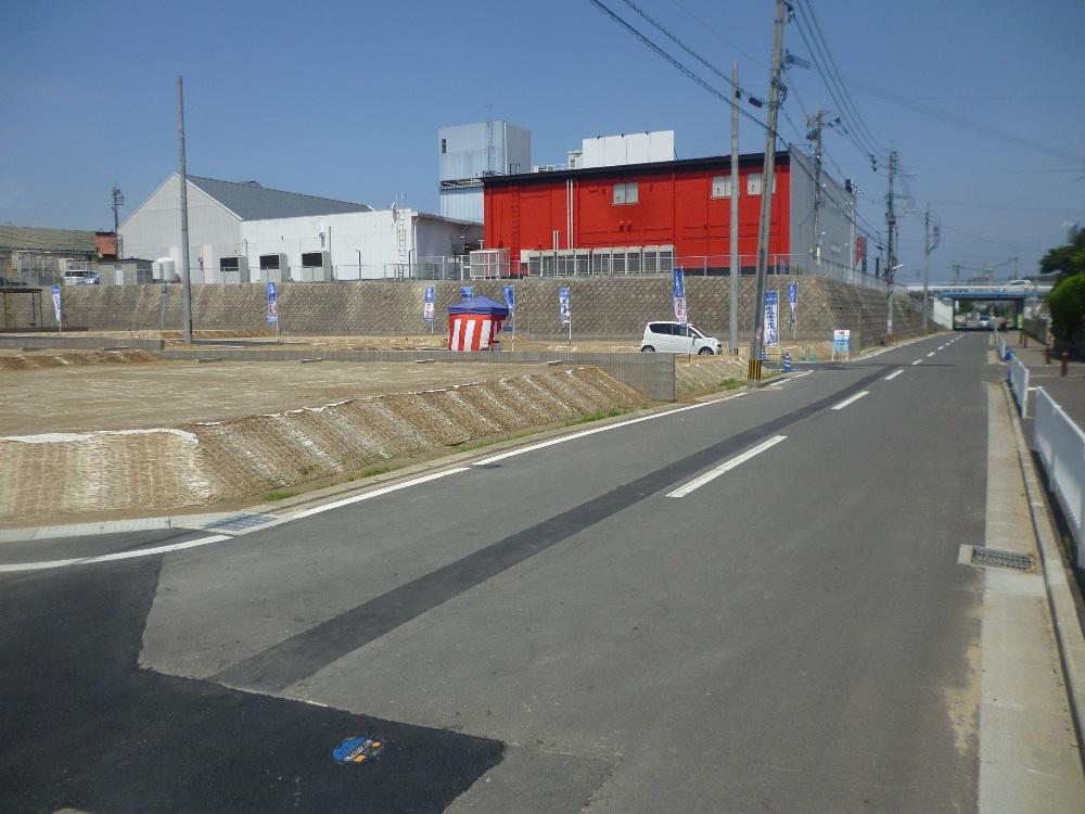 Local photos, including front road. Local (06 May 2013) Shooting