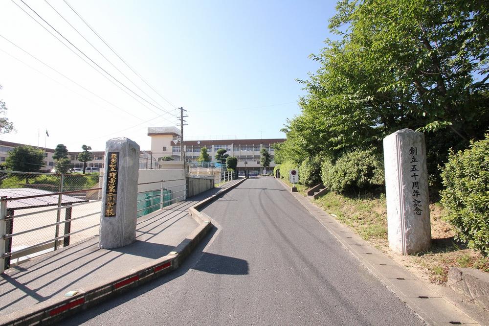 Primary school. Sue 1500m to the second elementary school