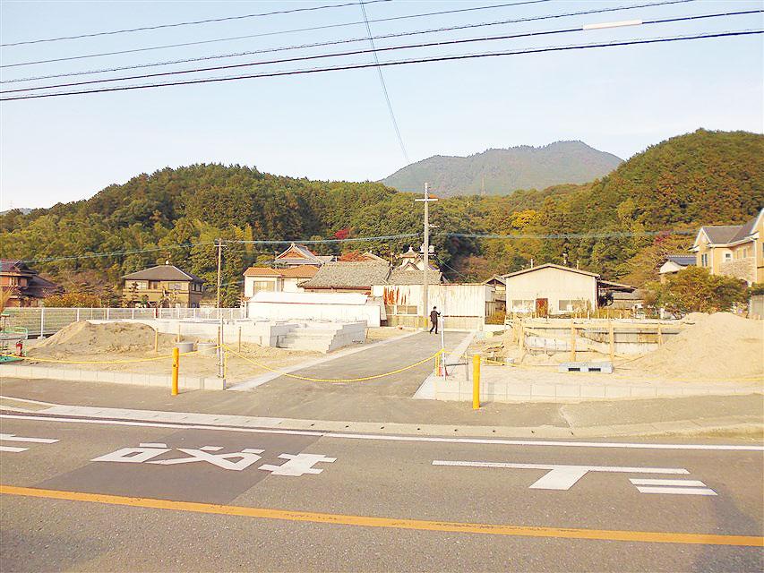 Local photos, including front road. Local photo (2013 November 24, 2008)