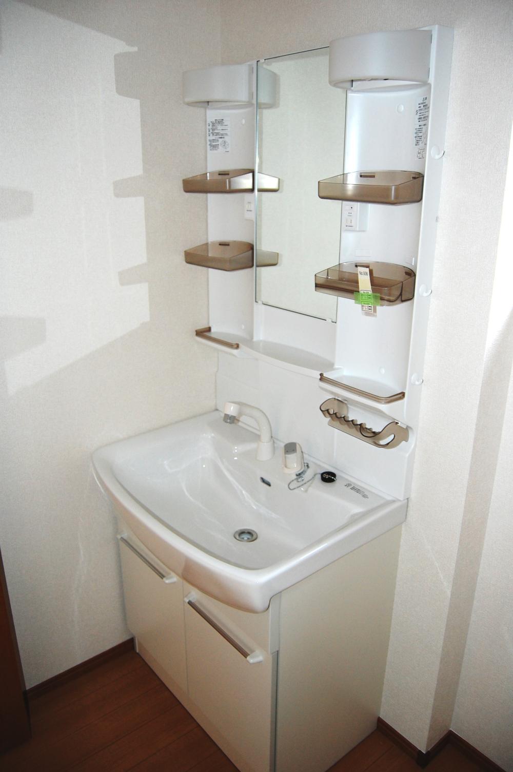 Wash basin, toilet. Same specifications Shampoo dresser