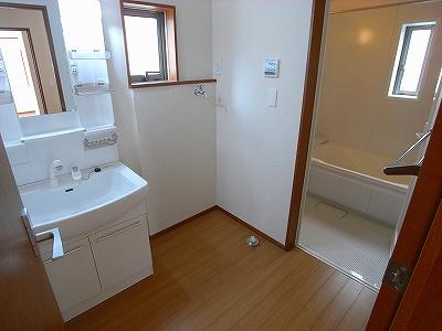 Wash basin, toilet. Same specifications Photos