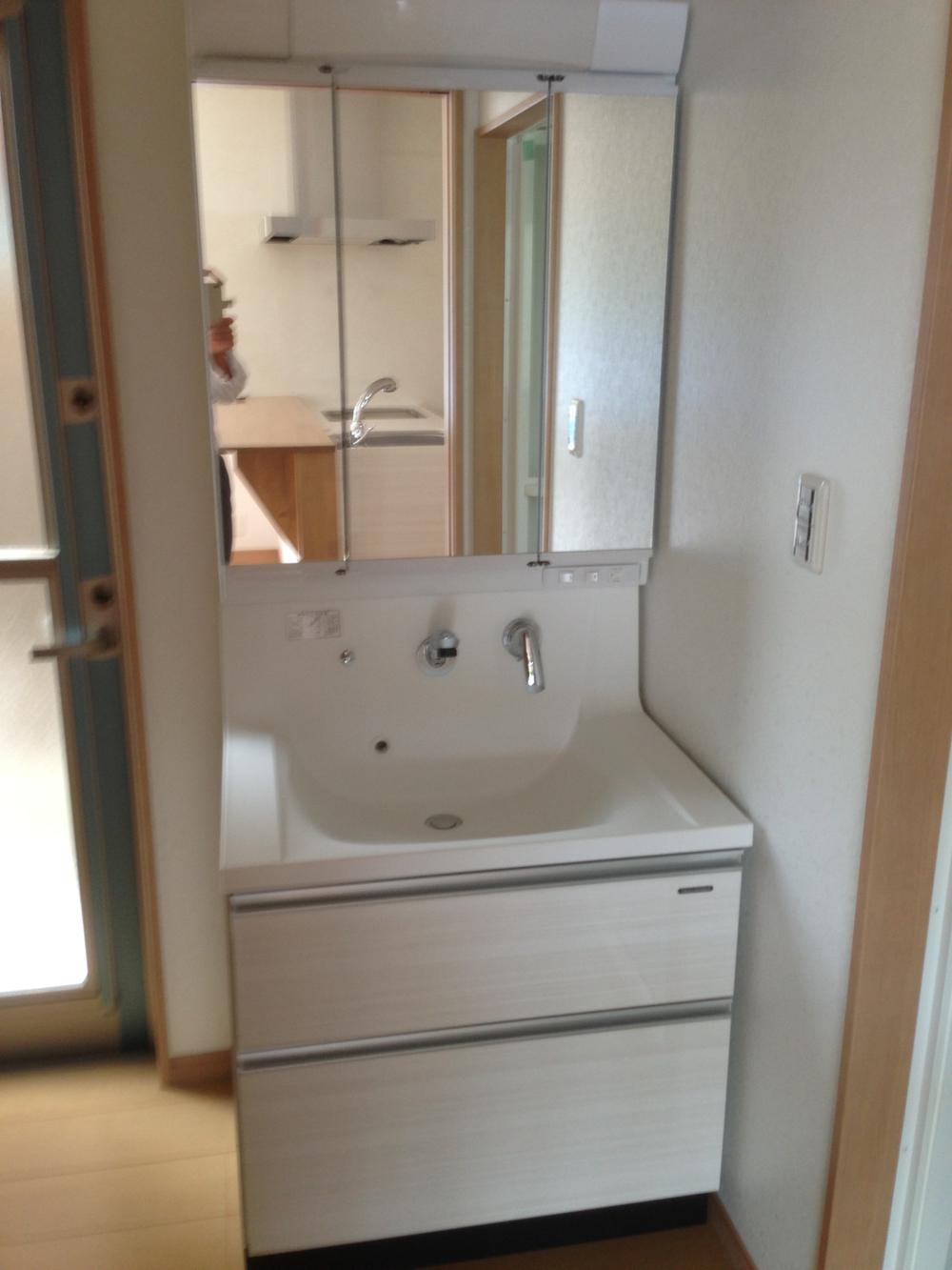 Wash basin, toilet. Local (09 May 2013) Shooting