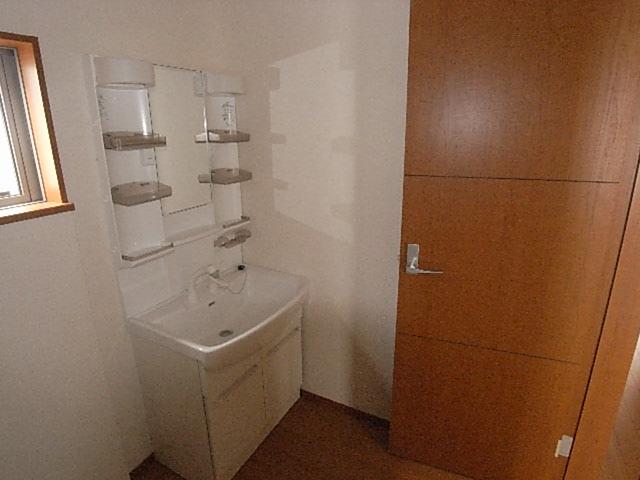 Wash basin, toilet.  [The photograph is a property of the same manufacturer and construction] With shampoo dresser. Shampoo morning hurry even this okay (@ ^ - ^ @) / .