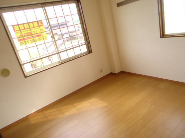 Other room space. Here it will enter the light from two locations