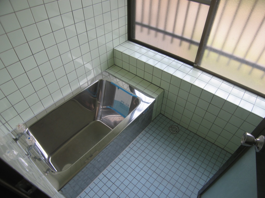 Bath. Difficult to moisture there is also a large window! Relaxing slowly