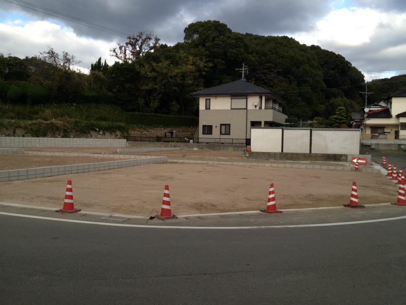 Local photos, including front road. Local (11 May 2013), shooting toward the north from the south shooting