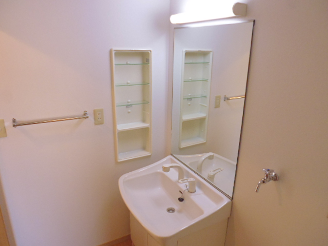 Washroom. With shampoo dresser
