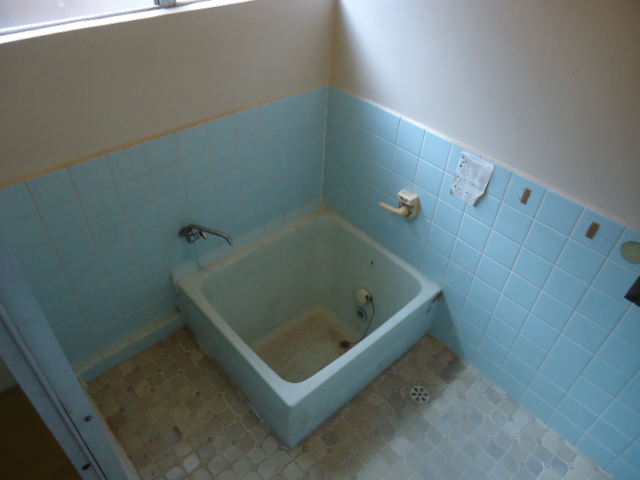 Bath. There is a window in the bathroom! !