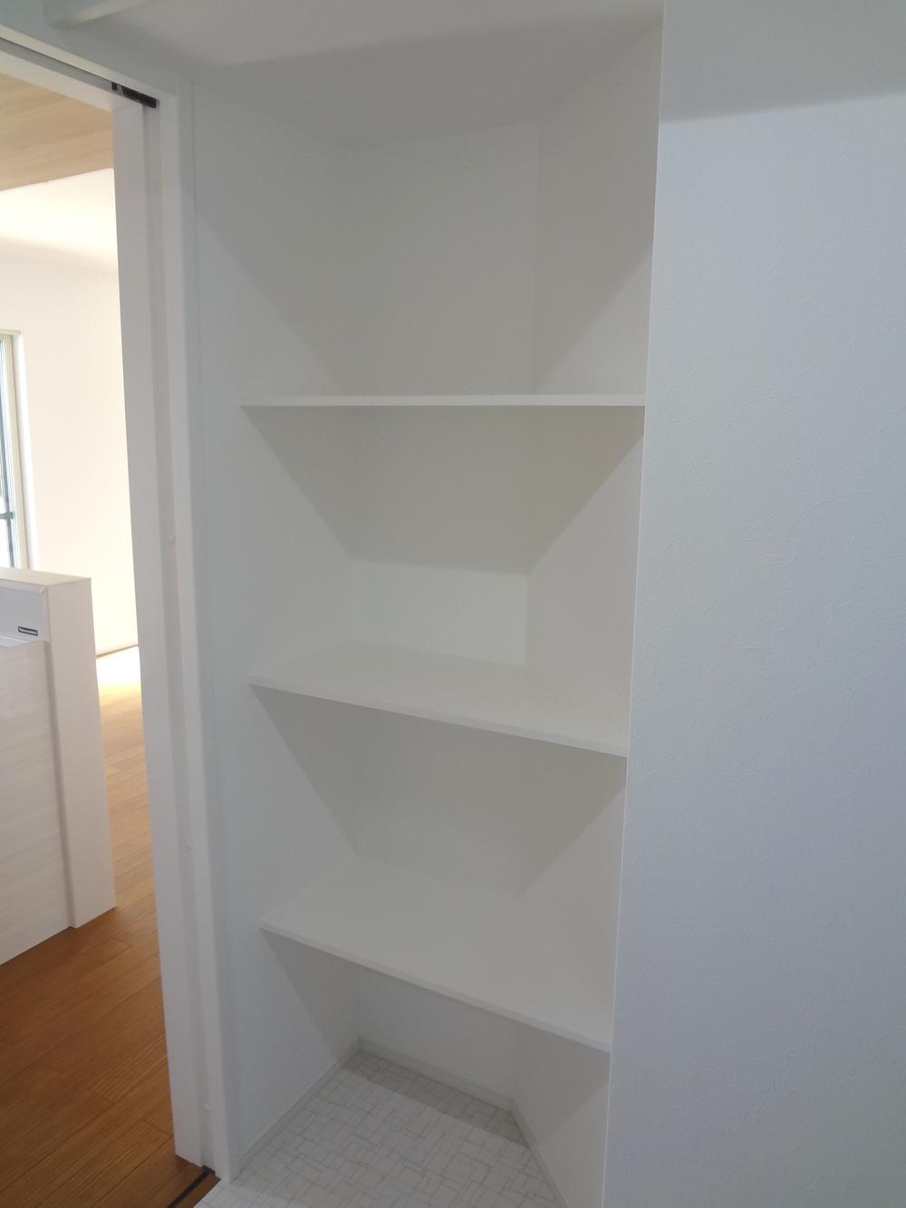 Receipt. Towels There is also a shelf that can be stored in washroom.