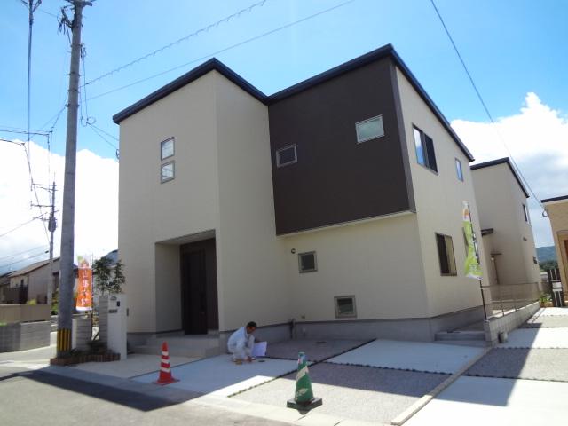 Local photos, including front road. Easy storage of home It is building A stylish appearance