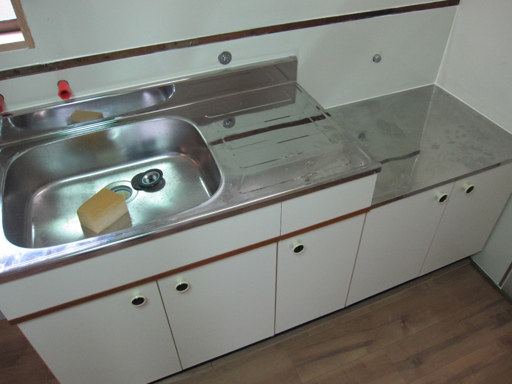 Kitchen. There is a window in the kitchen! ! 