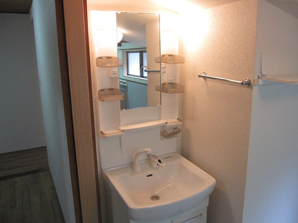 Other Equipment. New shampoo dresser