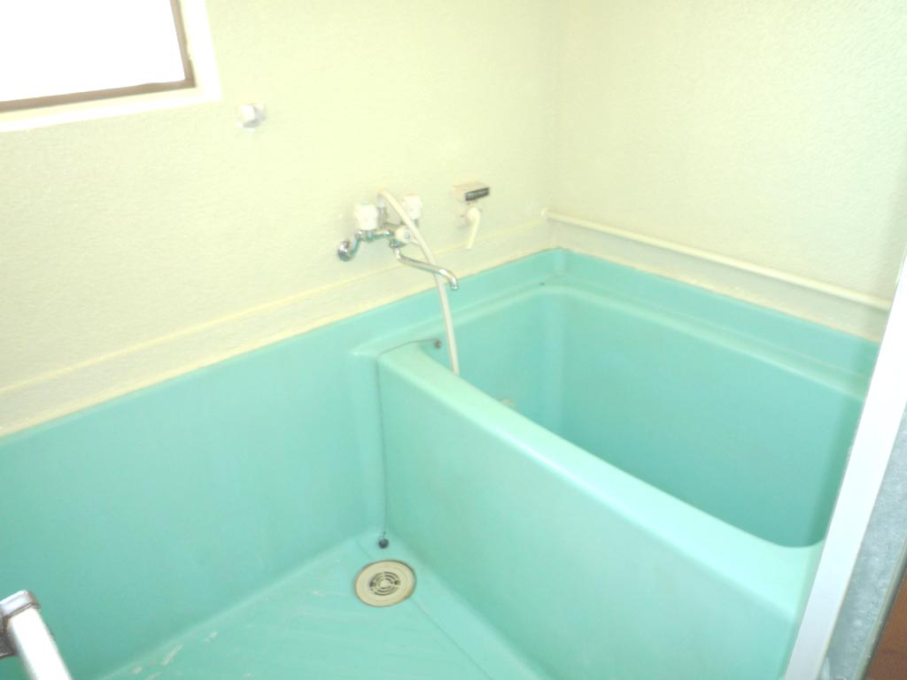 Bath. shower! Reheating! There is also a window! 