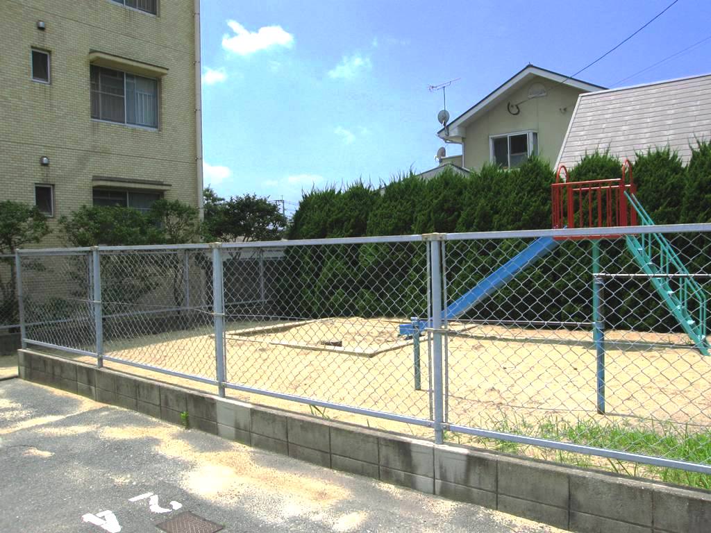 Building appearance. There is park on site! 