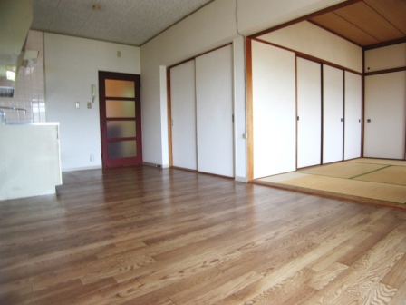 Living and room. Large living! Per diem good