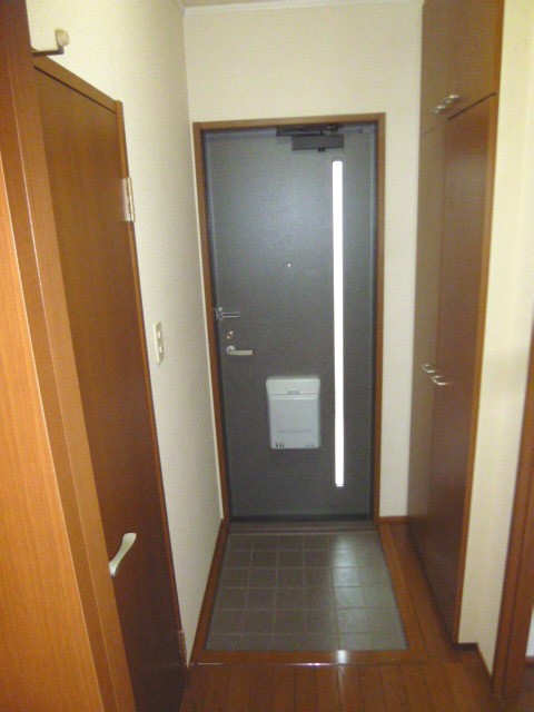 Entrance. Entrance also so spacious! Shoes closet storage capacity ◎