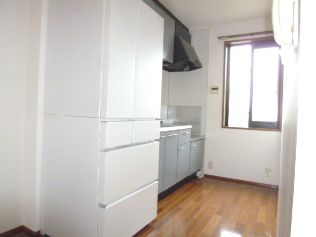 Kitchen. Bright kitchen clean and easy to sink around in there window! 