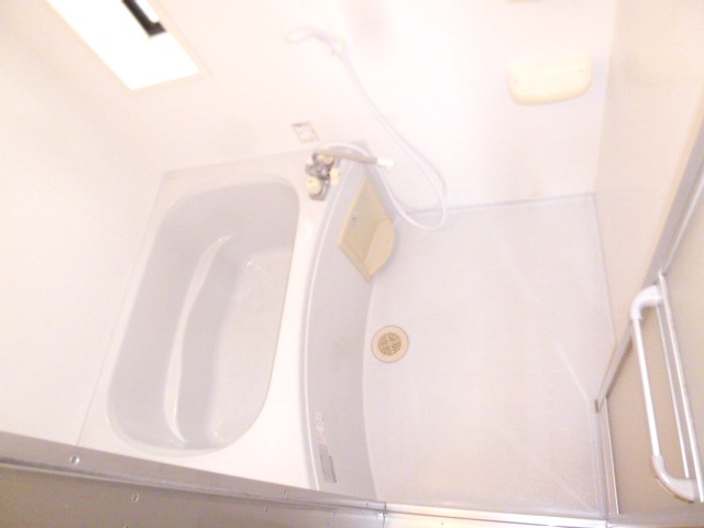 Bath. Clean bath ☆ Exhaust fan does not damp there is also a window