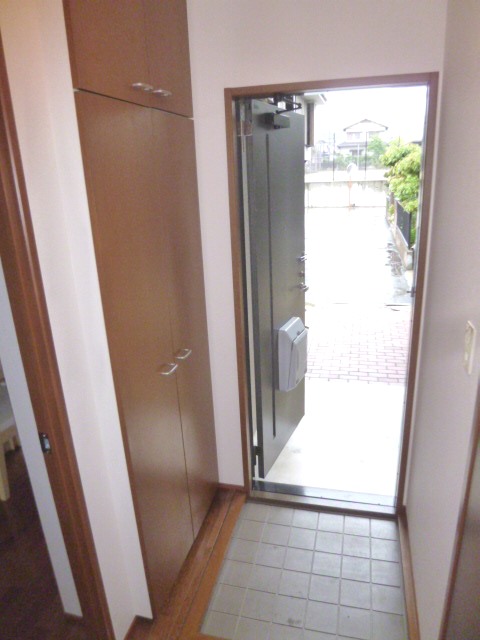 Entrance. Entrance also so spacious! Shoes closet storage capacity ◎