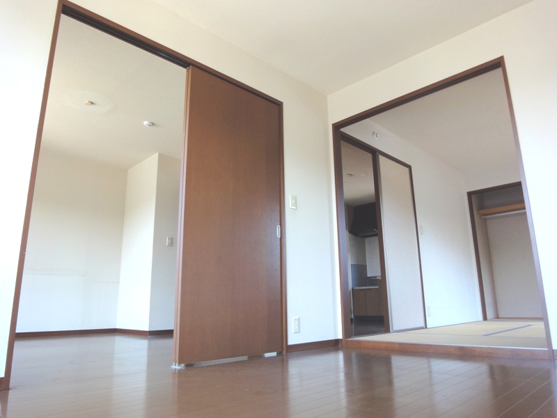 Living and room. Day good! ☆ 1F angle room ☆ Private garden