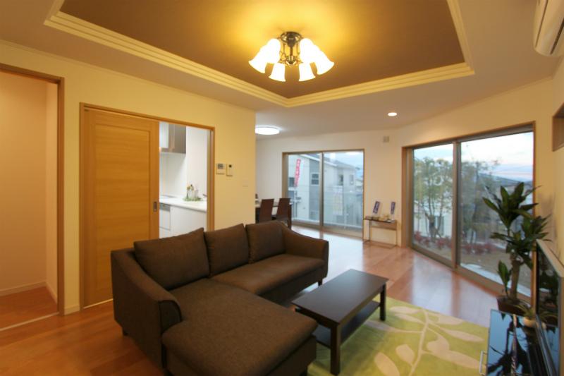 Living.  [The photograph is a property of the same manufacturer and construction] Living 18 Pledge.