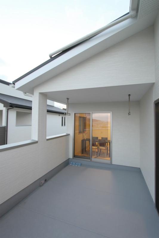 Balcony.  [The photograph is a property of the same manufacturer and construction] There is a spread of the balcony (^ - ^) /