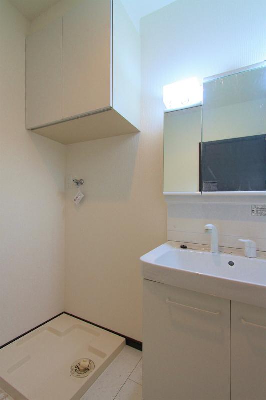 Wash basin, toilet. 2013 September 2 shooting.