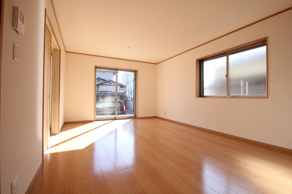 Living. ☆ Image is a photograph at the time of completion ☆