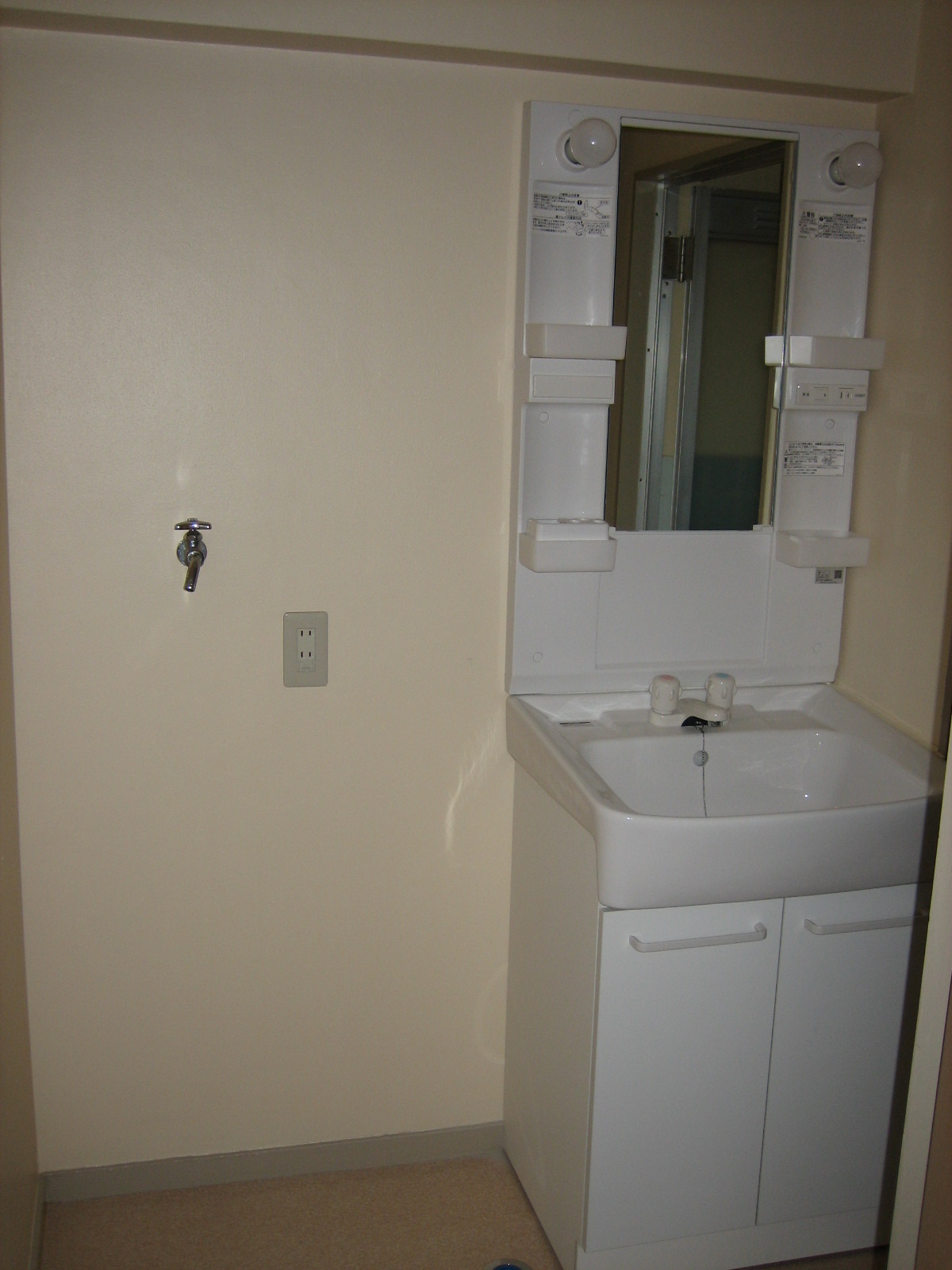 Washroom. Washing machine 置有Ri indoors!