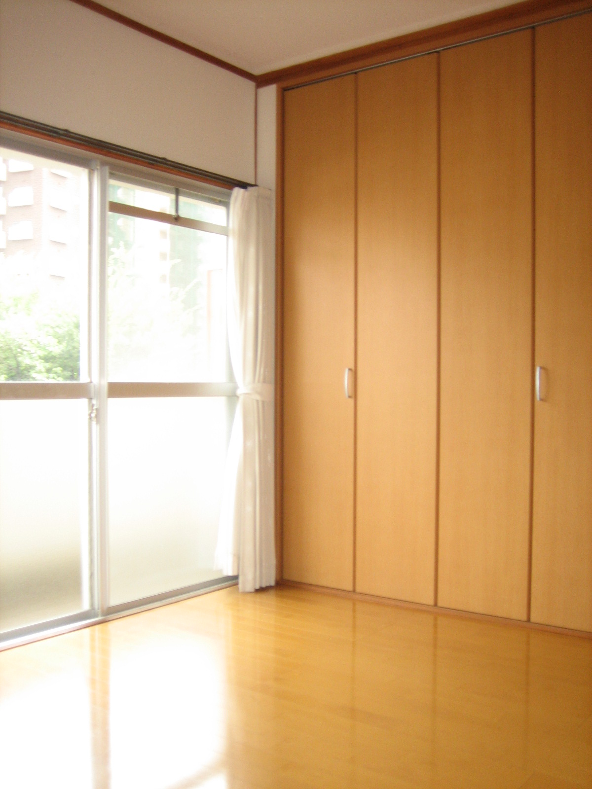 Living and room. Bright Western-style is housed spacious.
