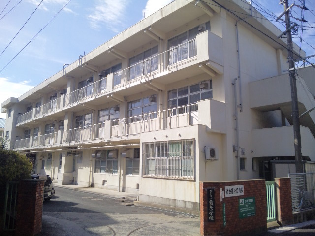 Primary school. 260m to Kitakyushu Liwu hill elementary school (elementary school)