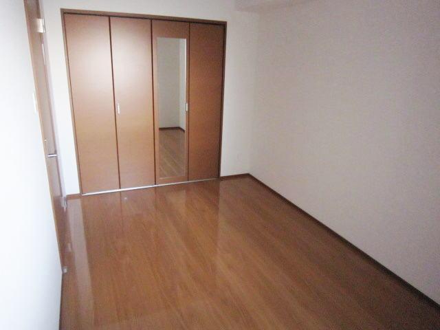Living and room. Western style room ・ Closet mirror