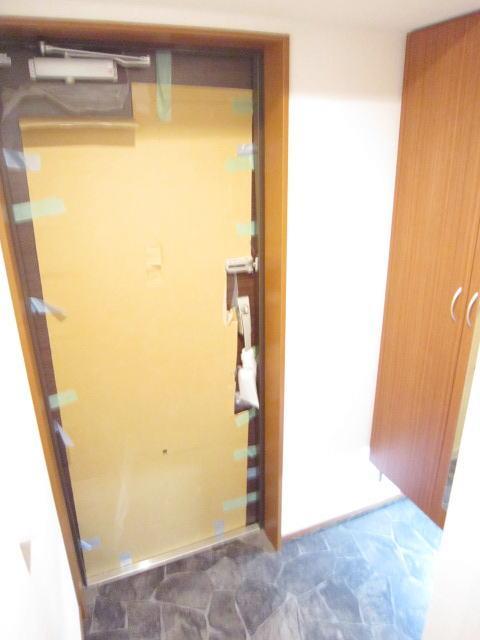 Entrance. Shoe box there