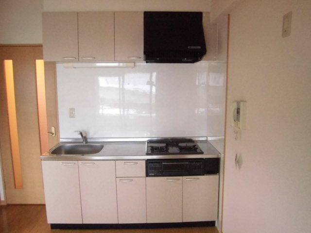 Kitchen. 3-burner stove, System kitchen with grill
