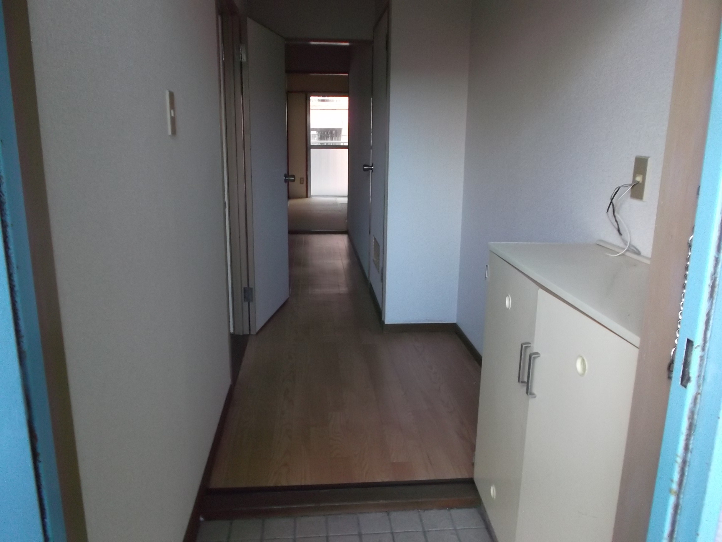 Entrance. Shoe box there