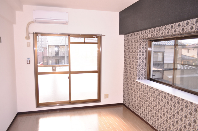 Living and room. Reform is before. Please Come preview the after renovation