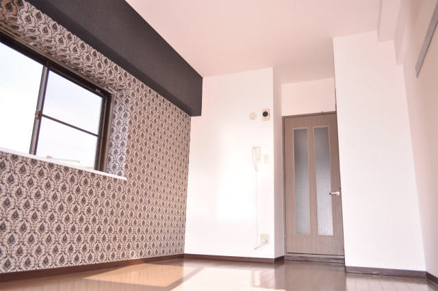Living and room. Reform is before. Please Come preview the after renovation