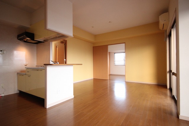 Living and room. Spacious living room