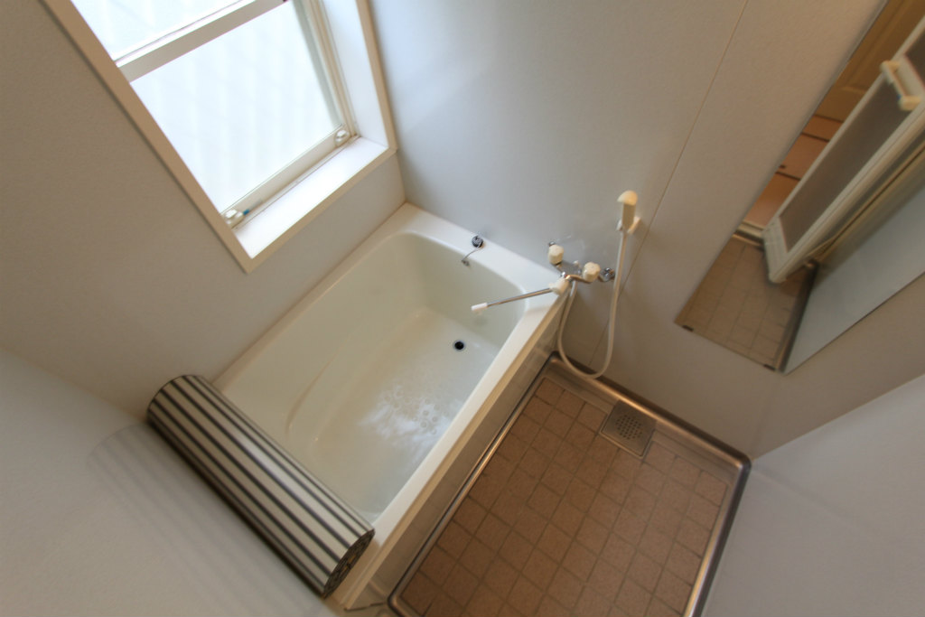 Bath. Window in the bath!