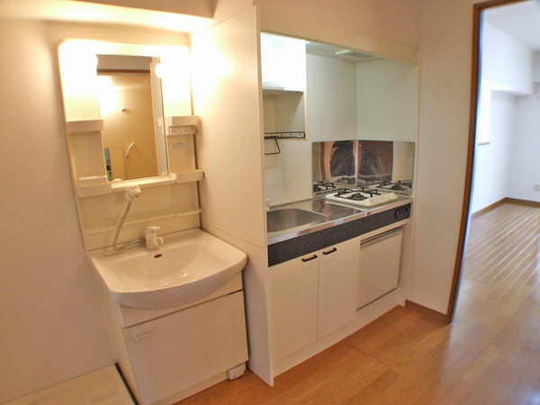 Kitchen. The kitchen and washroom arranged in a side-by-side, It is easy to use! !