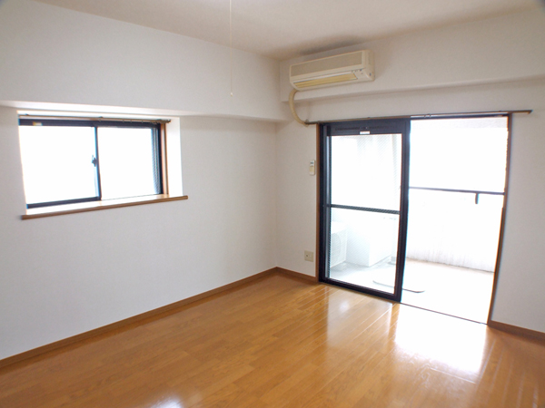 Living and room. Because it is a corner room, A bright room with two-sided lighting! !
