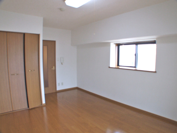 Living and room. I'm happy because the lighting fixture is attached! ! Bay windows fashionable! !