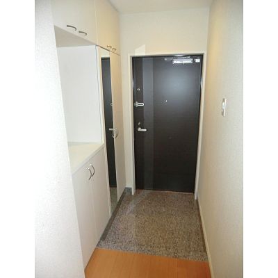 Entrance. Cupboard ・ There is also either front door storage.