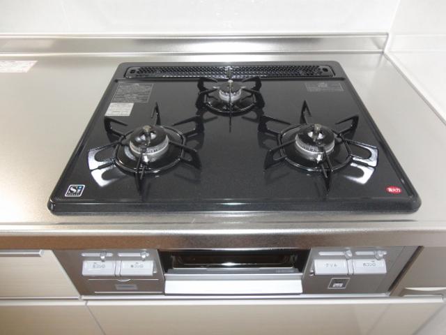Kitchen. It will Hakadori also housework in the three-necked of gas stove