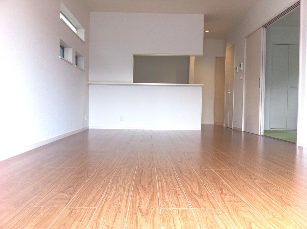 Living. No. 3 land LDK photo. Spacious space with 19.3 Pledge! Communication of your family deepens because the living room staircase