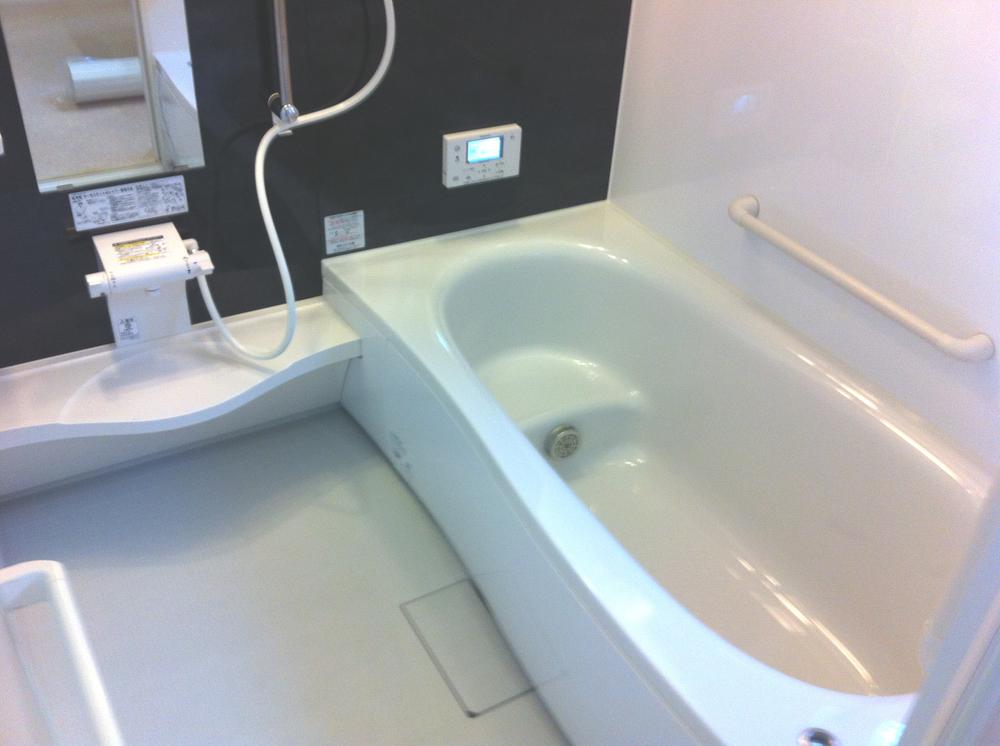 Bathroom. 1 tsubo or more of the bathroom is spacious