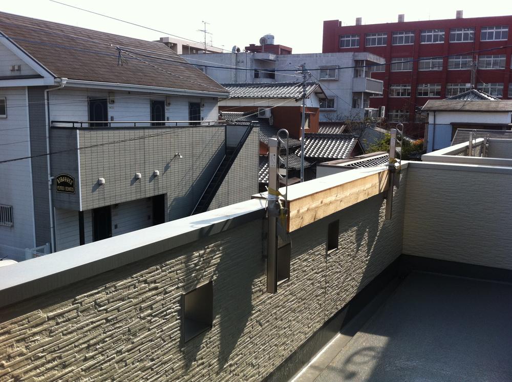 Balcony. Wide balcony facing the two rooms. Second floor of the living room is good per sun facing all on the balcony ☆