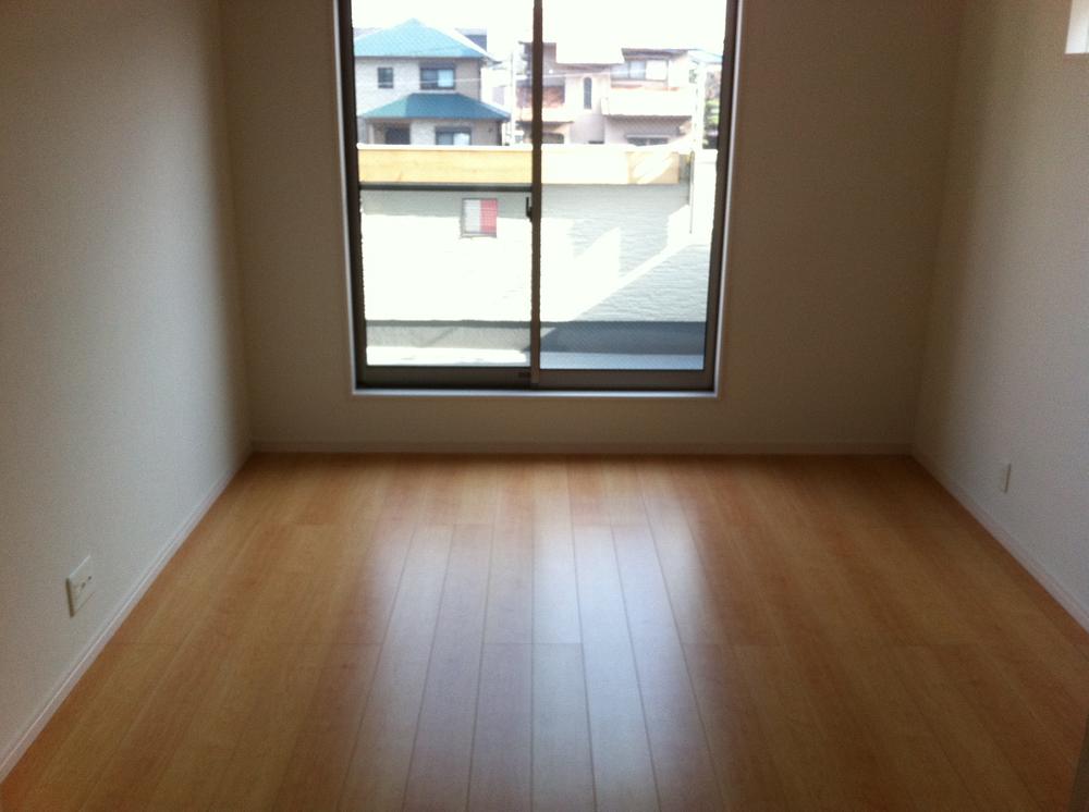 Non-living room. South-facing Western-style