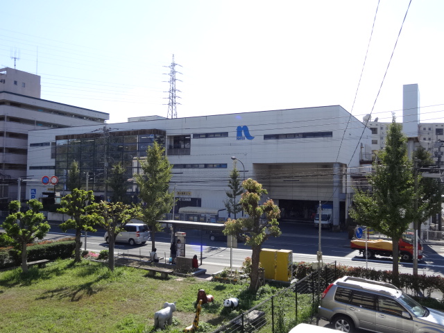 Shopping centre. Akurosupurazai Tozu until the (shopping center) 1373m