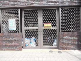 Other. On-site garbage station: roofed & door